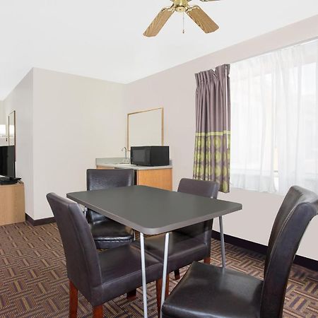 Super 8 By Wyndham Bloomfield Hotell Eksteriør bilde