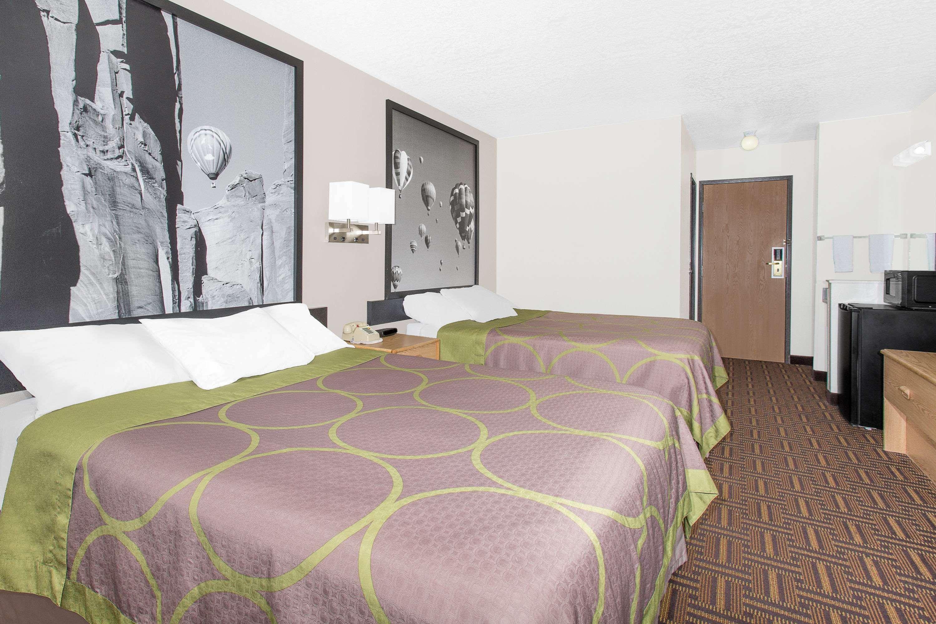 Super 8 By Wyndham Bloomfield Hotell Eksteriør bilde