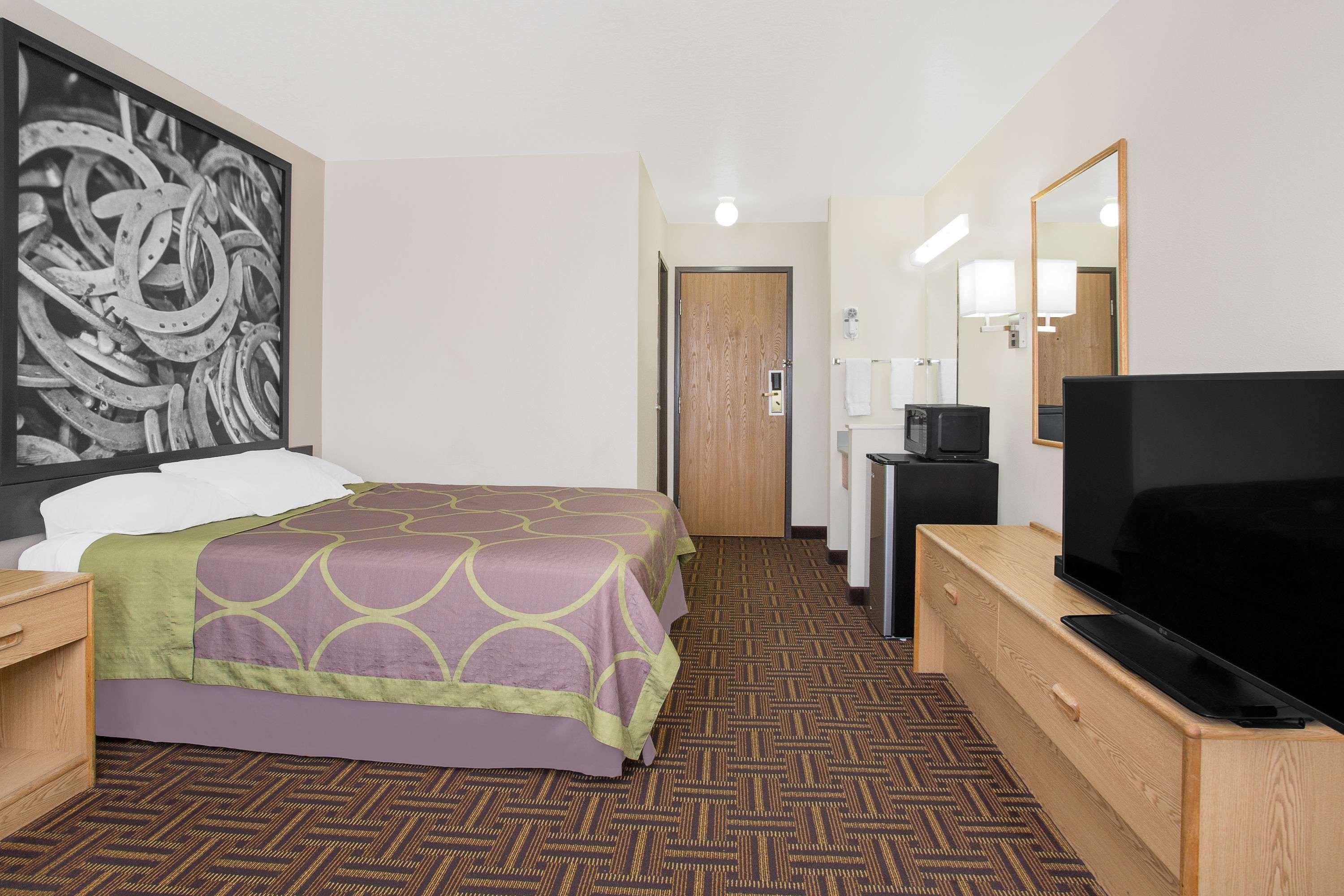 Super 8 By Wyndham Bloomfield Hotell Eksteriør bilde