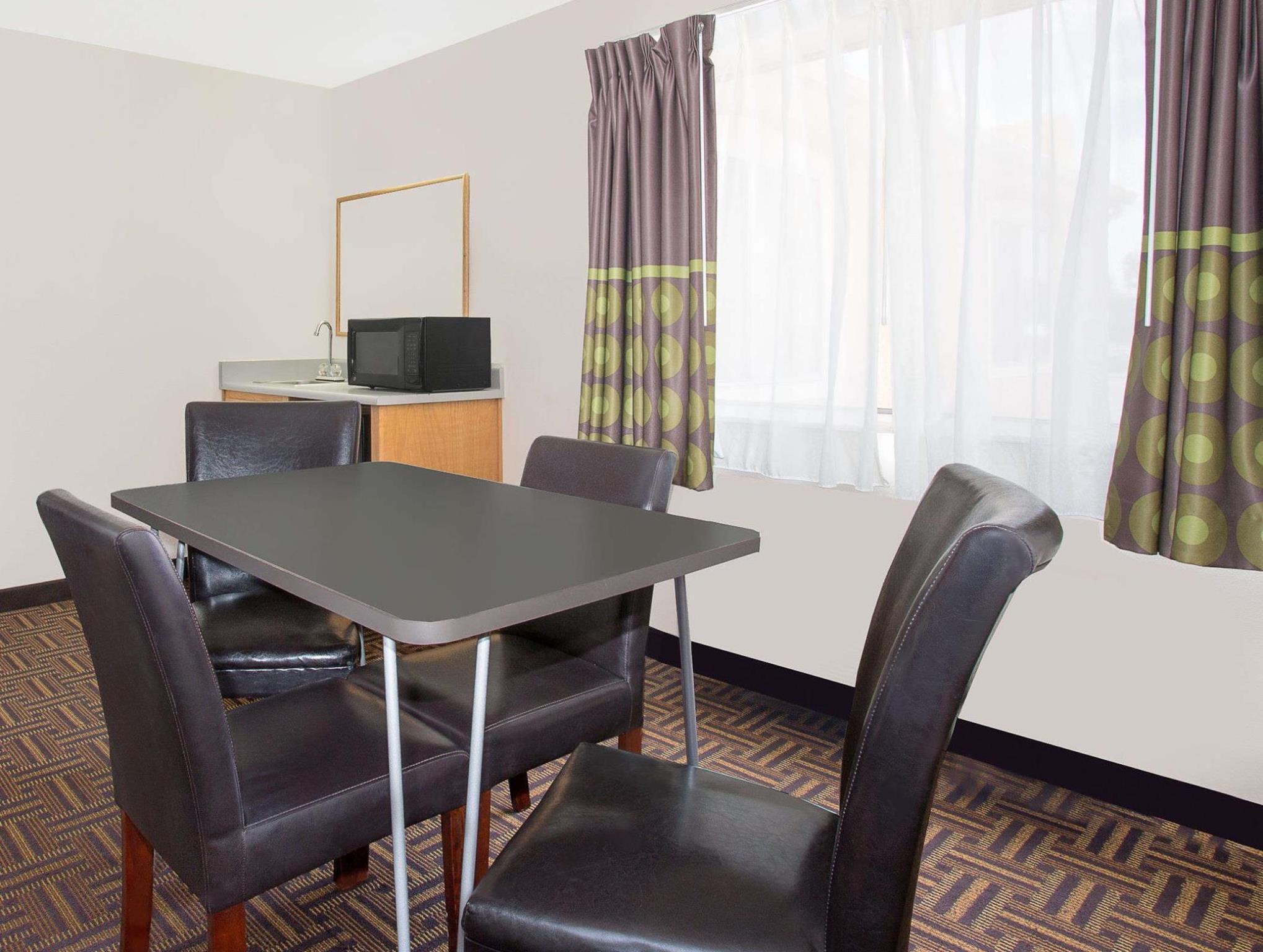 Super 8 By Wyndham Bloomfield Hotell Eksteriør bilde