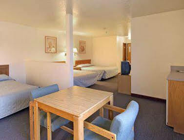 Super 8 By Wyndham Bloomfield Hotell Eksteriør bilde