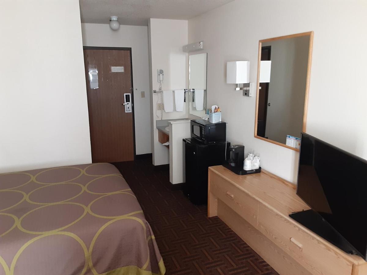 Super 8 By Wyndham Bloomfield Hotell Eksteriør bilde
